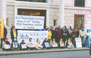 Image for article Royaume Uni : Les pratiquants de Falun Gong tiennent une conférence de presse et une veille aux chandelles lors d’un appel pour amener Jiang, Luo et Zhou devant la justice